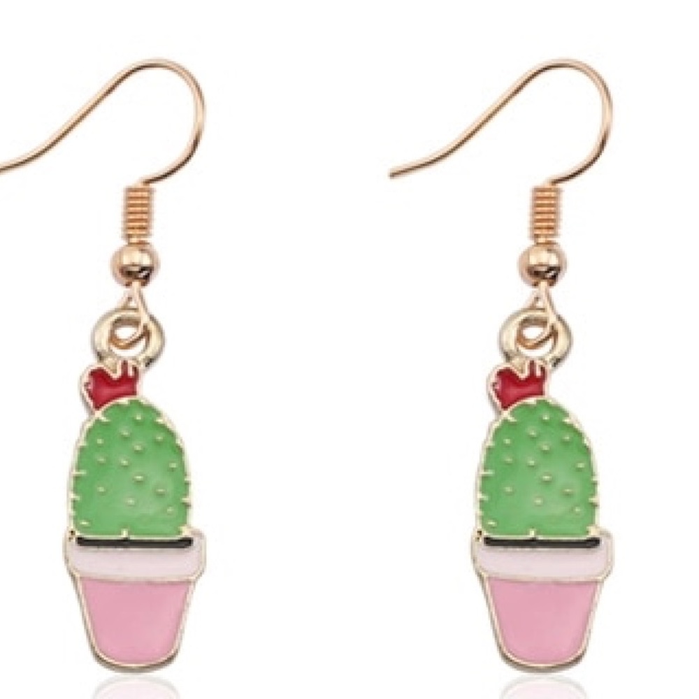 Cute cactus earrings!!🌵🌵